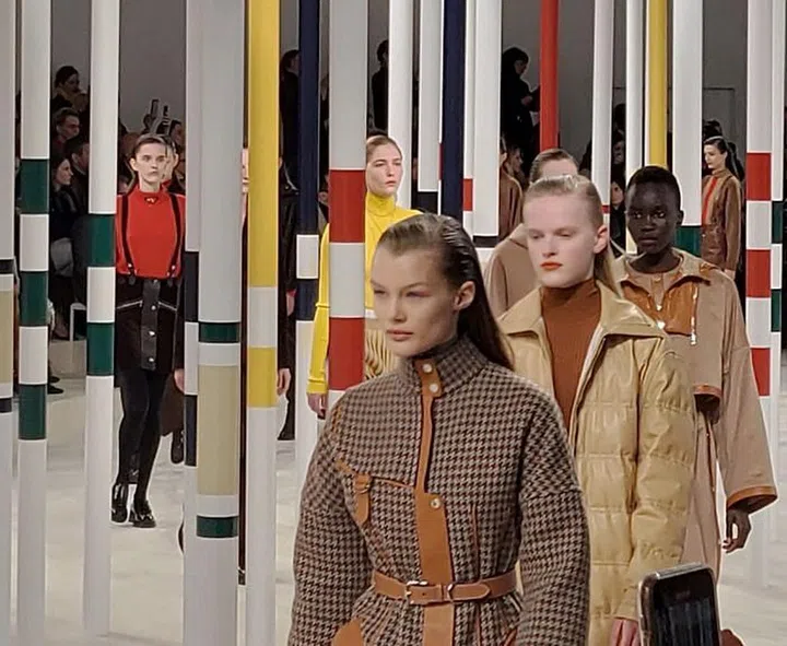Hermès understands the beauty of women through refined simplicity. 

The set design also allluded to the upcoming launch of Hermès Beauty.