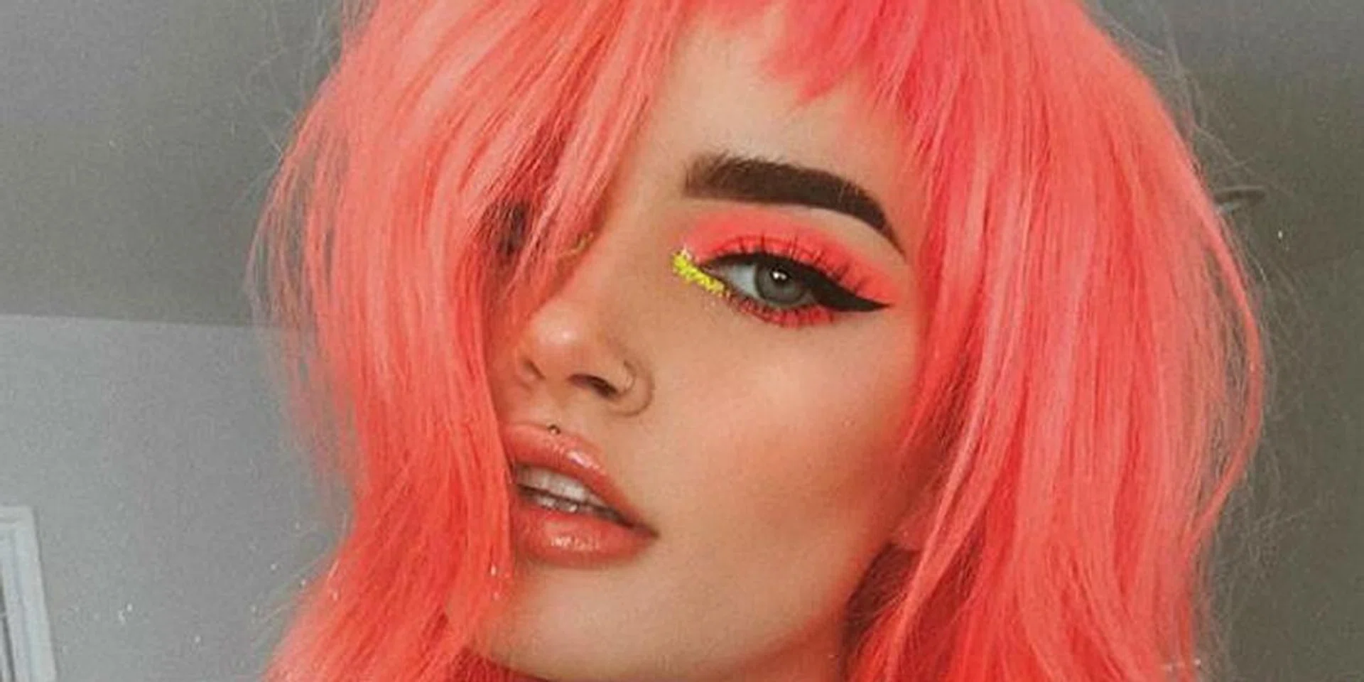 Pantone Coral makeup