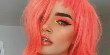 Pantone Coral makeup