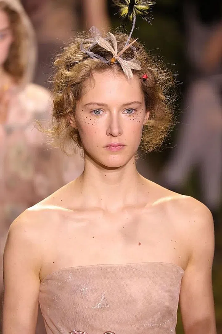 Glitter flecks-adorned luminous skin conveys Dior Makeup Creative and Image Director Peter Philips' interpretation of "a modernised pre-Raphaelite beauty" 

Photo: Getty Images