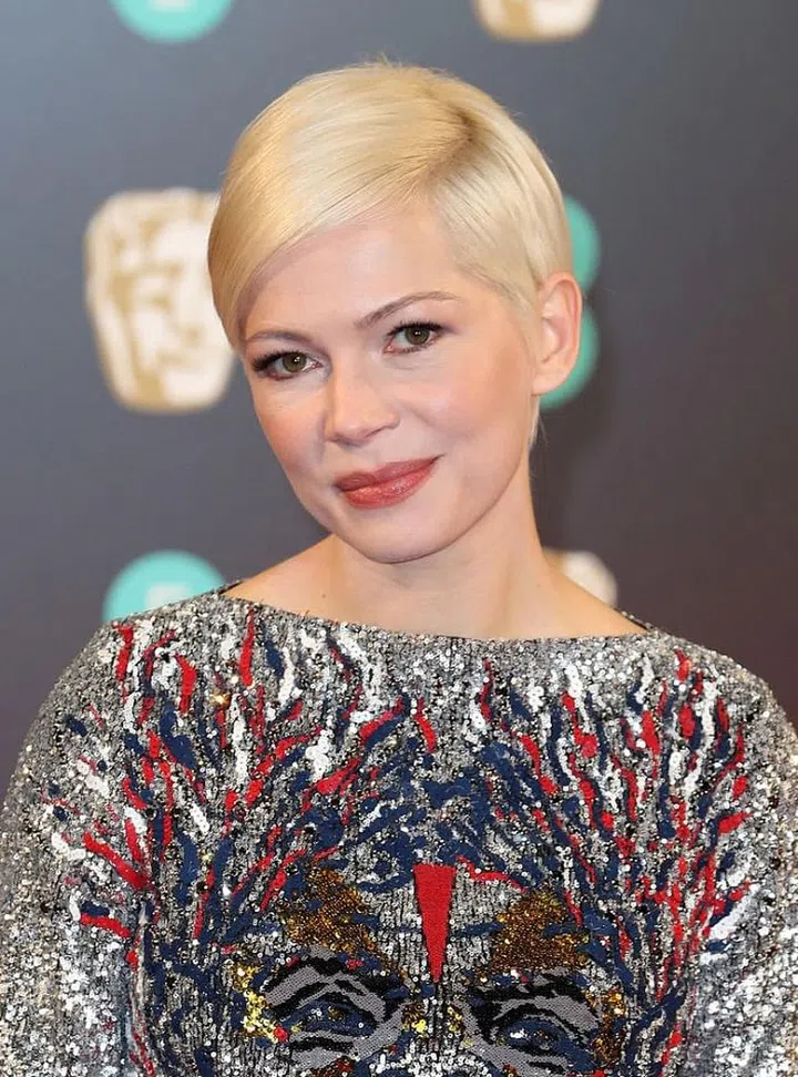 Blonde pixie + fluttery lashes + peachy cheeks = Michelle Williams red carpet perfection.

Photo: Getty Images