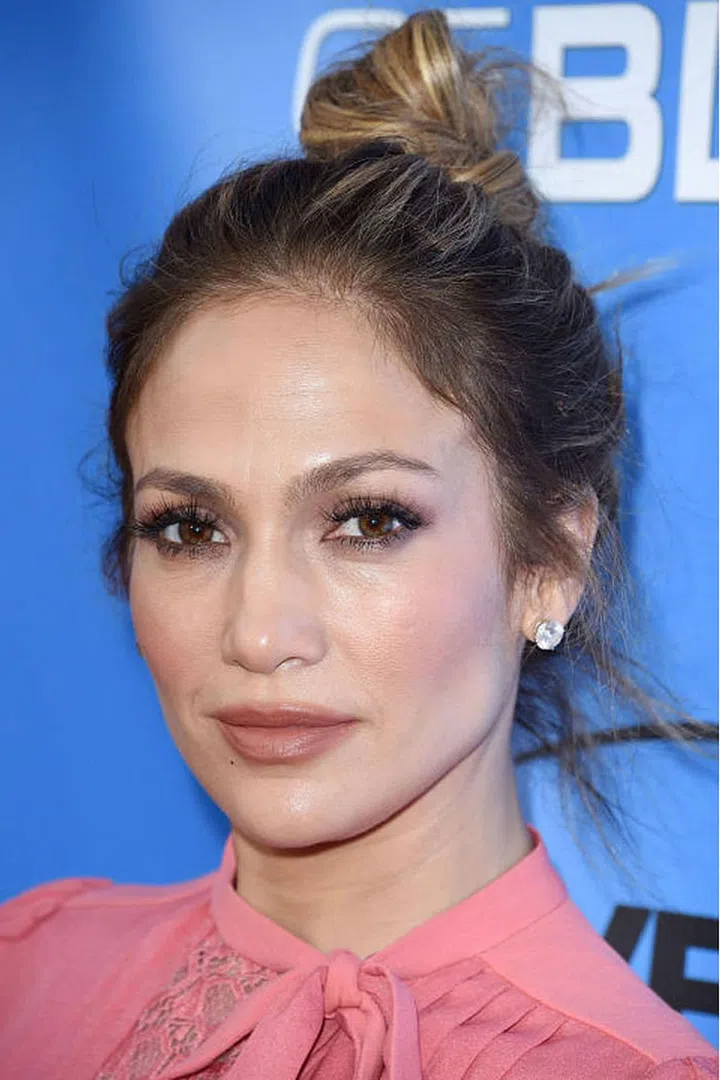 By keeping the hairline slightly fuzzy, the superstar's has a cool and undone finish.
Photo: Getty
