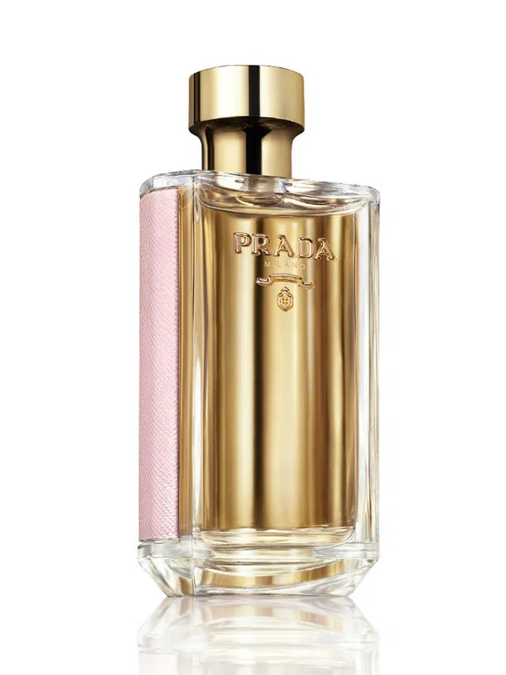 This concoction is luminous and sensual at the same time as vibrant notes of green Frangipani and Mandarin essence are accented with lush hints of ylang ylang and tuberose.