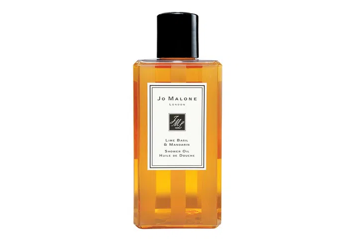 Let the energising scent recharge your mind and body as its blend of sunflower seed, jojoba and coconut oils conditions skin.