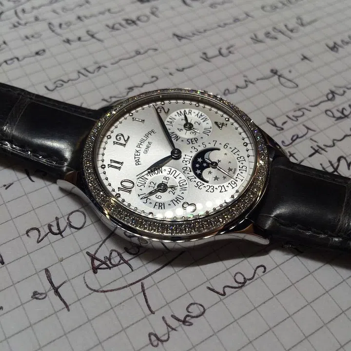The Ladies First Perpetual Calendar ref 7140G-001 is equipped with an ultra-thin mechanical self-winding movement, the caliber 240 that turns 20 years old this year