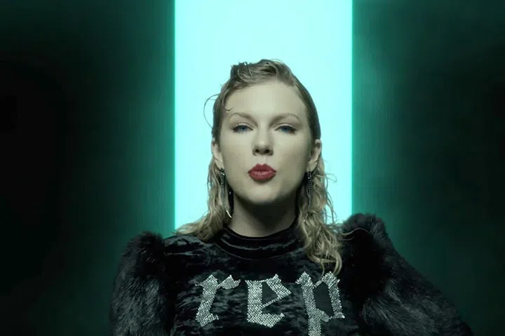 New, reinvented Taylor doesn't have time to dry her hair or fuss with smokey eyeshadow and shiny lips—she has Taylors to destroy! Here, we see pared-down Taylor, with some of the most neutral makeup in the video. 