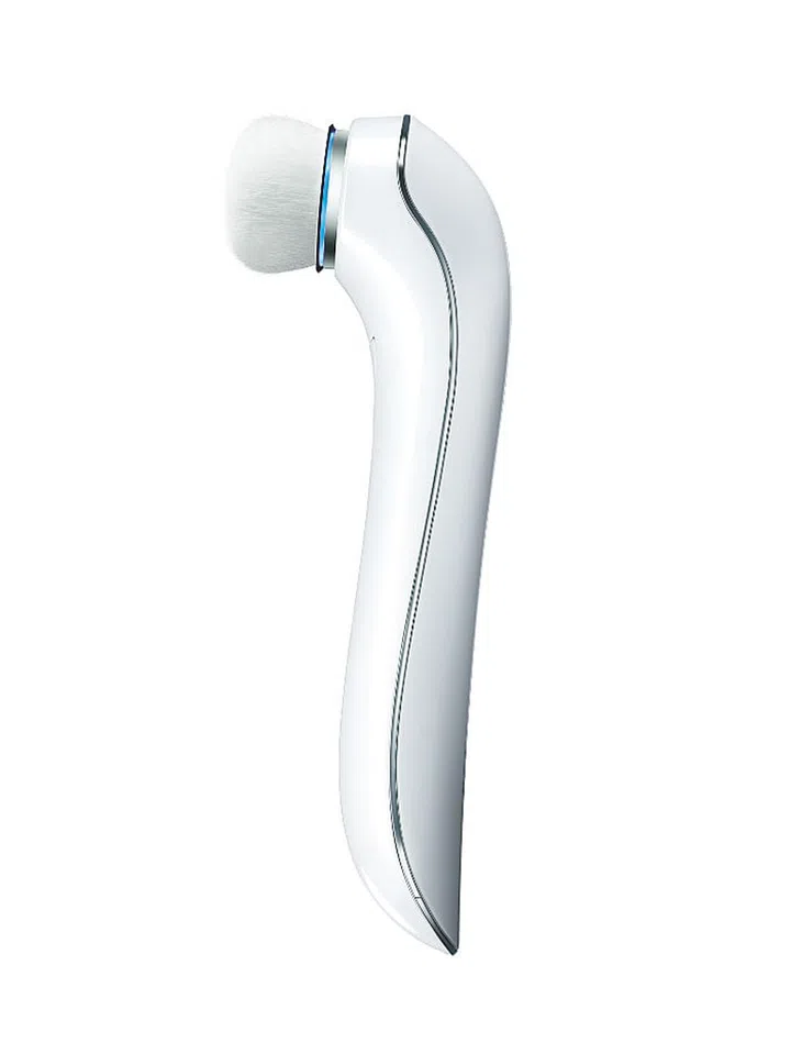 Rethink cleansing device with this: its ultra-premium Japanese-made brush head cleanses with 3D sonic motion while repelling dirt and grime from our skin to gently and effectively cleanse. 