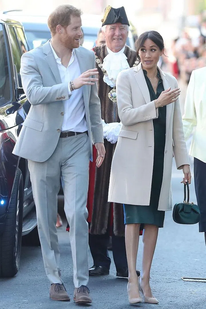 Meghan and Harry arrived at Edes House in Chichester, West Sussex, for their first stop of the day.