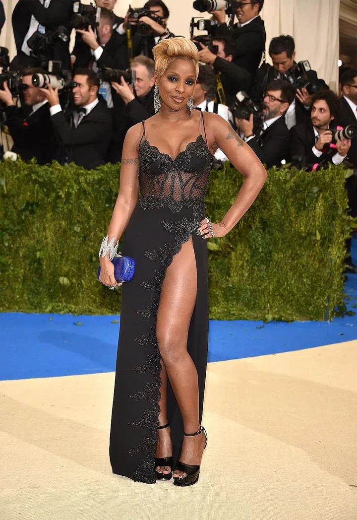 Mary J Blige stuns in a boudoir style lace gown with a sky high slit. The beaded hems and sheer midriff adds to the elegant sexiness. Photo: Getty 
