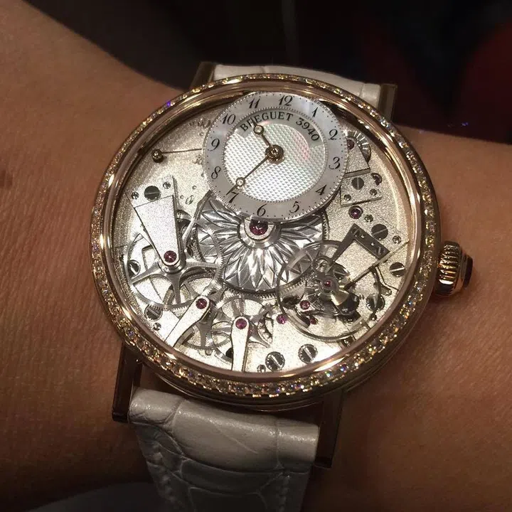 The discerning Traditional Dame 7038 is now available in rose gold