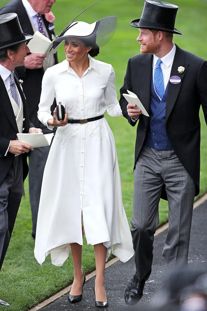 Meghan Markle and Prince Harry chatted with the Queen's advisor John Warren.
Photo: Getty