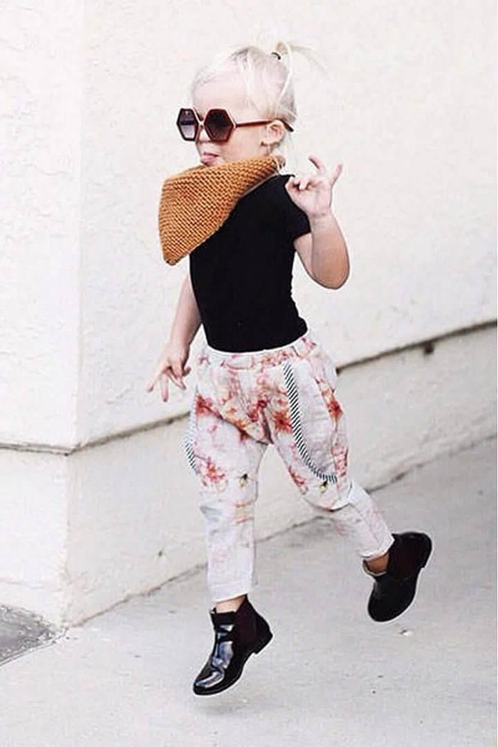 Three year old Rylee already has her own style staples: sunglasses and black booties.
Follow her mom @kelli_murray.Photo: Instagram