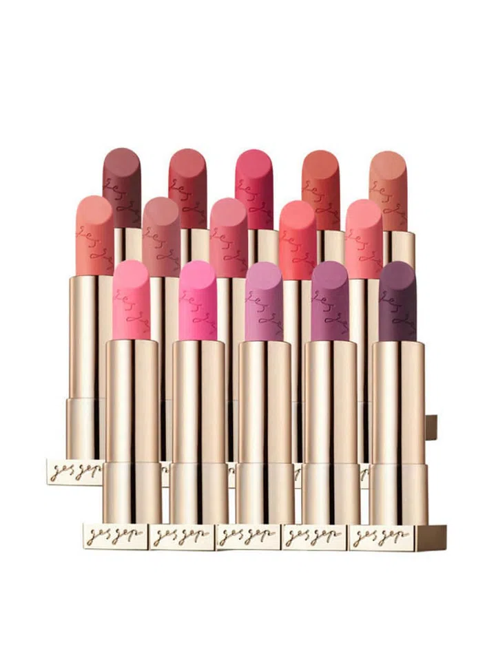 Founded by celebrity makeup artists Son Dae Sik and Park Tae Yoon, Korean makeup brand Gesgep, is the latest K-beauty brand to have arrived on our shores. And one of the must-try products is the Lip Fresco. With a silky texture and intense pigments, this lipstick is also enriched with cupuacu butter for all-day comfort.