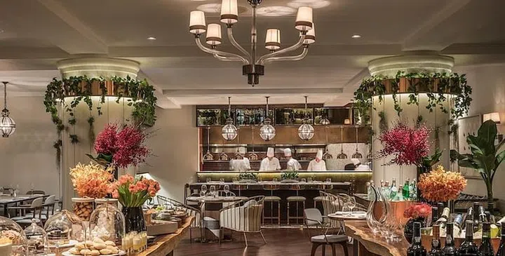 One-Ninety Restaurant (Photo: Four Seasons Hotel Singapore)