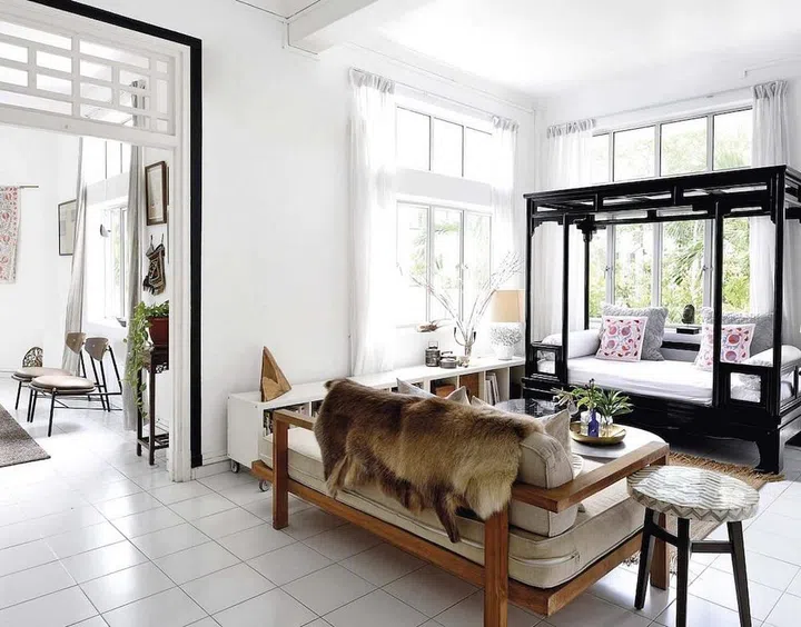 Paying homage to the heritage building facade, Anjali used white surfaces with matte black trimmings throughout the interior. Then she injected warmth and personality with natural materials like wood, jute, paper and ceramic. (Photo: Carli Teteris, courtesy of Grounded)