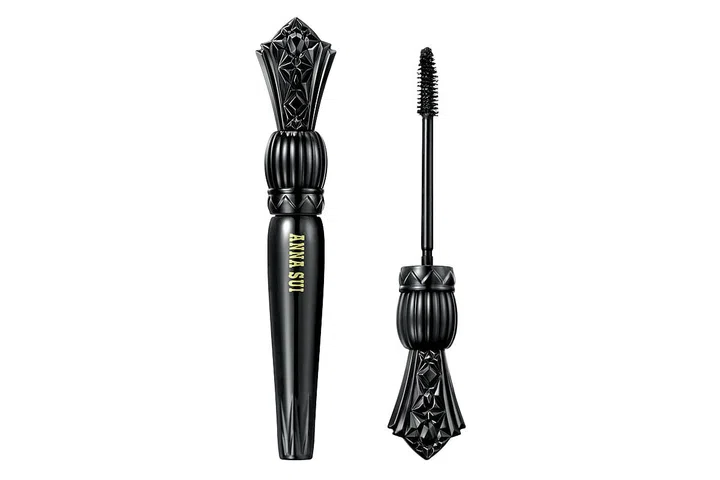 The dual-side brush, which volumises on one side while curling and separating on the other, means you get a beautifully fanned out finish with each use.