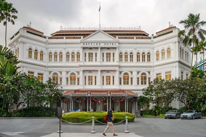 SINGAPORE - 2013/11/27: A view of the colonial style Raffles Hotel from the front entrance of the building. (Photo by Jonas Gratzer/LightRocket via Getty Images)
