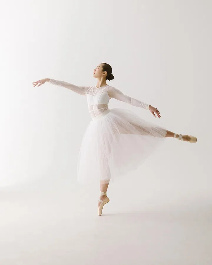 Van cleef arpels Ballet Précieux Clips | dancer megan sophie lau executing a ballet dance move