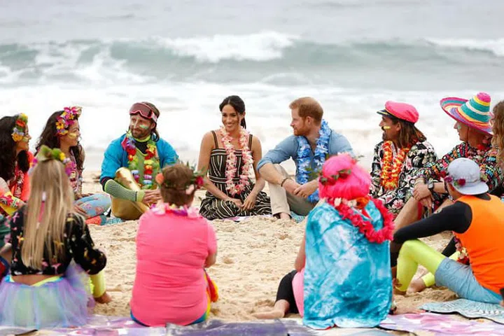 Meghan kicked off her shoes to join OneWave's “anti-bad-vibe circle”

Photo: Getty