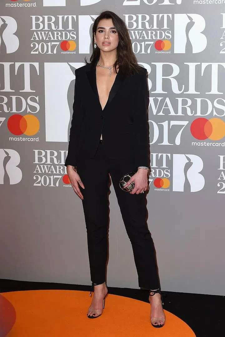 Dua Lipa chose a chic Emporio Armani trouser suit. Photo: Getty