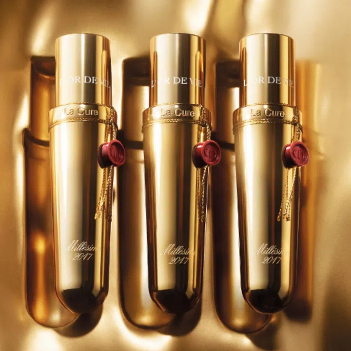 What happens when you combine the grapes from the world’s finest vineyard with the cutting-edge technology and know-how of luxury skincare from one of the leading beauty brands in the world? The ultra-precious L’Or de Vie La Cure intensive skin treatment. Made with the prized extracts from grapes harvested on Château d’Yquem, only 1,800 sets of this skin elixir was made as 2017’s harvest was lesser than previous years. Nevertheless, it infuses skin with exceptional antioxidants to target 200 longevity factors in skin cells for unparalled youth-restoring benefits. Day after day, your complexion looks more beautiful as lines are softened, dullness is banished, elasticity is improved while being more resilient against external factors.
