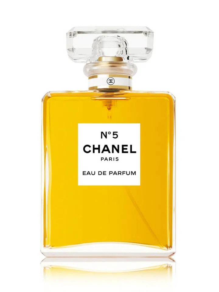 This instantly recognisable scent is the epitome of timeless elegance, thanks to its magical blend of rose, jasmine, ylang ylang and aldehydes. 