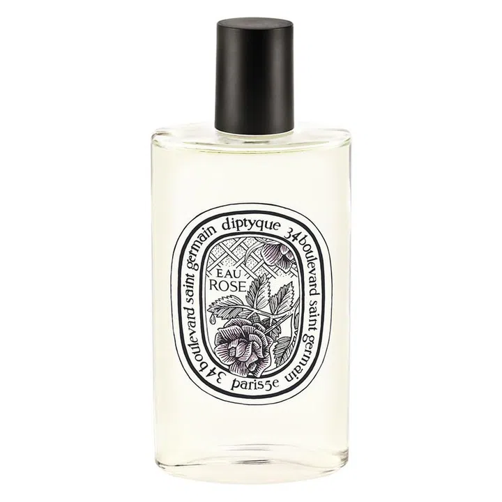 A pristine rose that is neither too heavy nor too light. A fruity opening of lychee and black currant starts the fragrance off on a sweet note before the rose takes charge, powered a large dose of musk. <b>It's straightforward and authentic, for a no-nonsense woman who tells it like it is. </b>
