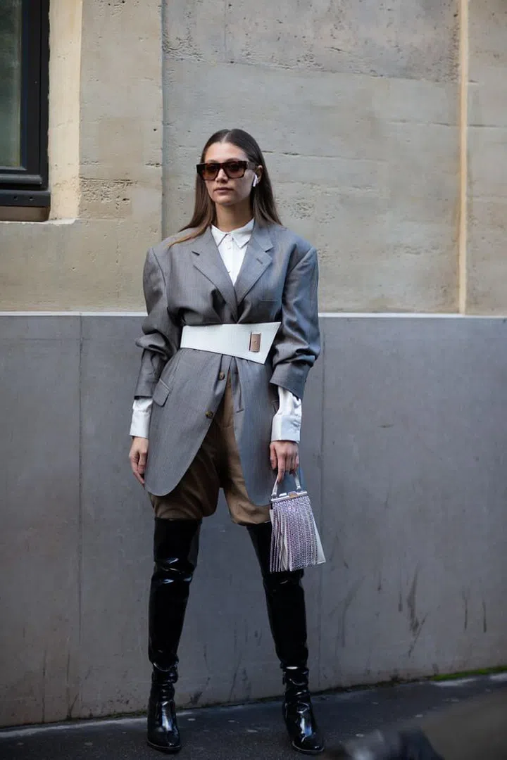 Give your outfit some shape and draw attention to your waist with a corset belt in a contrasting shade.