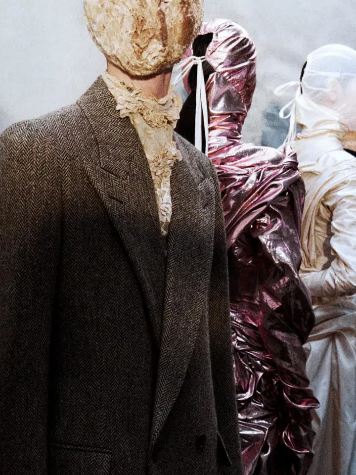 トップス maison martin Margiela Maison Margiela brings FW26 show to Shanghai | Harper's Bazaar