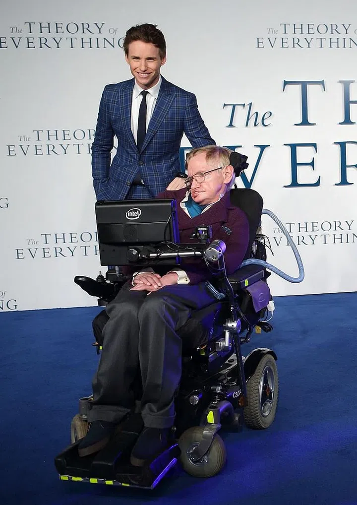Professor Stephen Hawking and Eddie Redmayne attend  the UK Premiere of "The Theory Of Everything" at Odeon Leicester Square on December 9, 2014 in London, England.  Photo: Getty 
