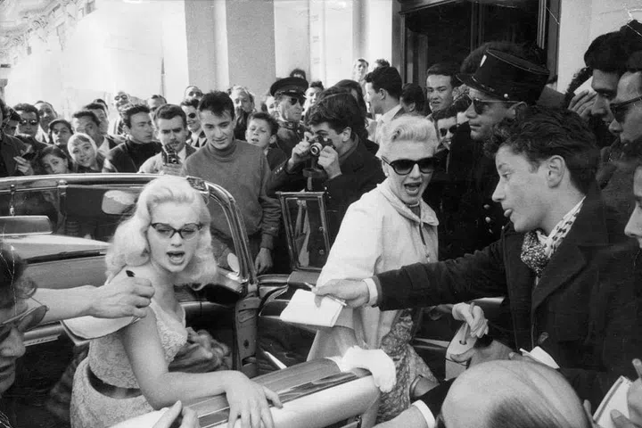 Even before Instagram, Snapchat, and selfies (or cell phones for that matter...) were born, movie stars of the Diana Dors and Ginger Rogers-pedigree attracted major paparazzi.
Photo: Getty