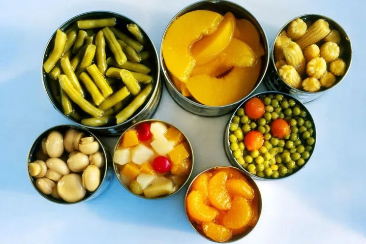 Canned vegetables are chock-full of excess salt and "flavor enhancers," which are a problem for digestion and can lead to stomach pains. Additionally, the sodium levels in a can of vegetables are out of this world. This doesn't really come as a surprise because it's fairly easy to determine that something coming out of a can can't be that healthy for you.