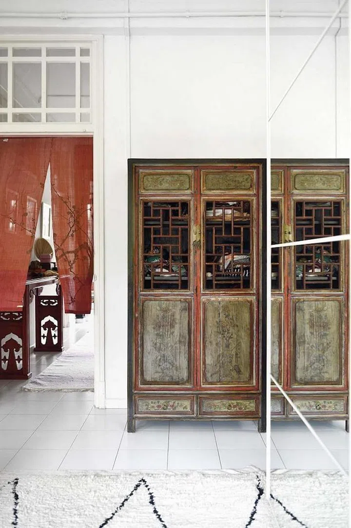 Linen curtains dancing in the breeze add a sense of movement to the space. (Photo: Carli Teteris, courtesy of Grounded)
