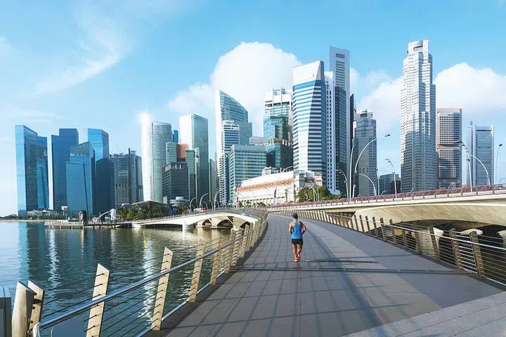 People jogging at morning in Singapore business district skyline financial downtown building with tourist sightseeing in day at Marina Bay, Singapore. Asian tourism, modern city life, or business finance and economy concept. (Photo: 123rf)