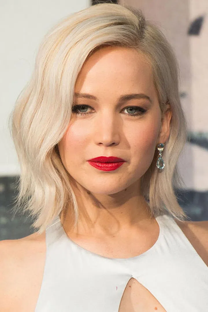 Icy rumpled waves with a bold red lip = star power status. Photo: Getty