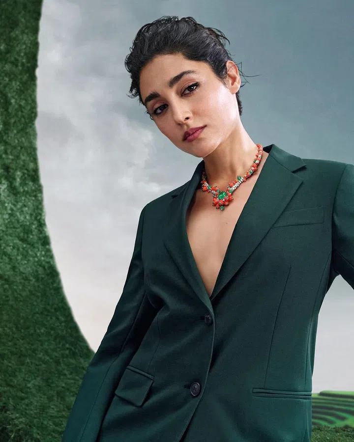 Friend of the Maison Golshifteh Farahani wears the Recif necklace with a 17.20-carat cabochon-cut emerald surrounded by coral beads, amethysts and diamonds. Photo: Cartier
