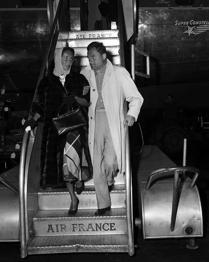 Helped off the plane by Mike Todd before being put on a stretcher and taken to the hospital.

Photo: Getty 