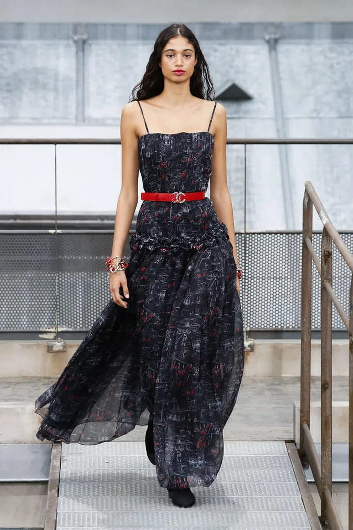Punctuate a flowy organza dress with a crimson waist belt for a fresh, elegant take on festive dressing.

Photo: Showbit
