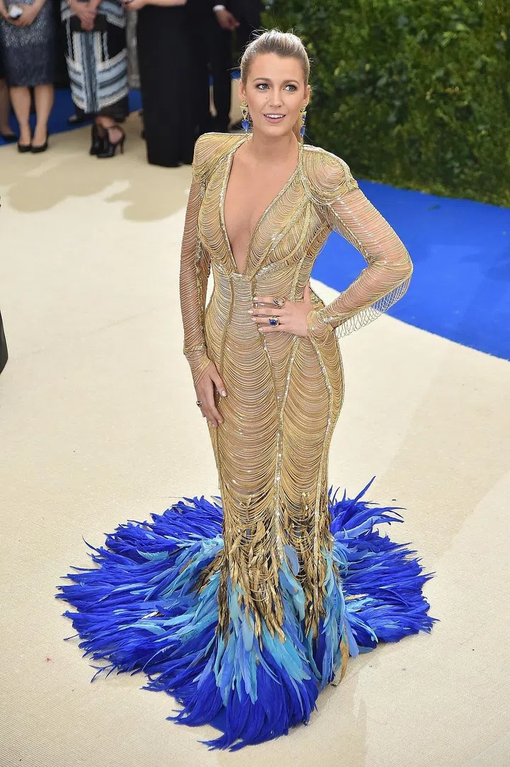 Blake Lively shows off skin in perfect Blake Lively fashion, aka in a stunning figure-hugging gown of chains. Sheer, full-bodied and sexy! It's 90% sexy vixen with a 10% quirk at the bottom. Love! Photo: Getty 