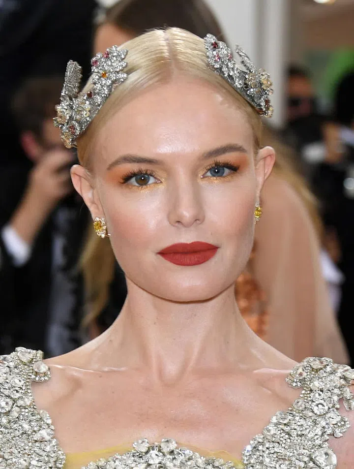 Even amidst all the glitz, Bosworth's brick-red matte lip stands-out as something uniquely beautiful.
