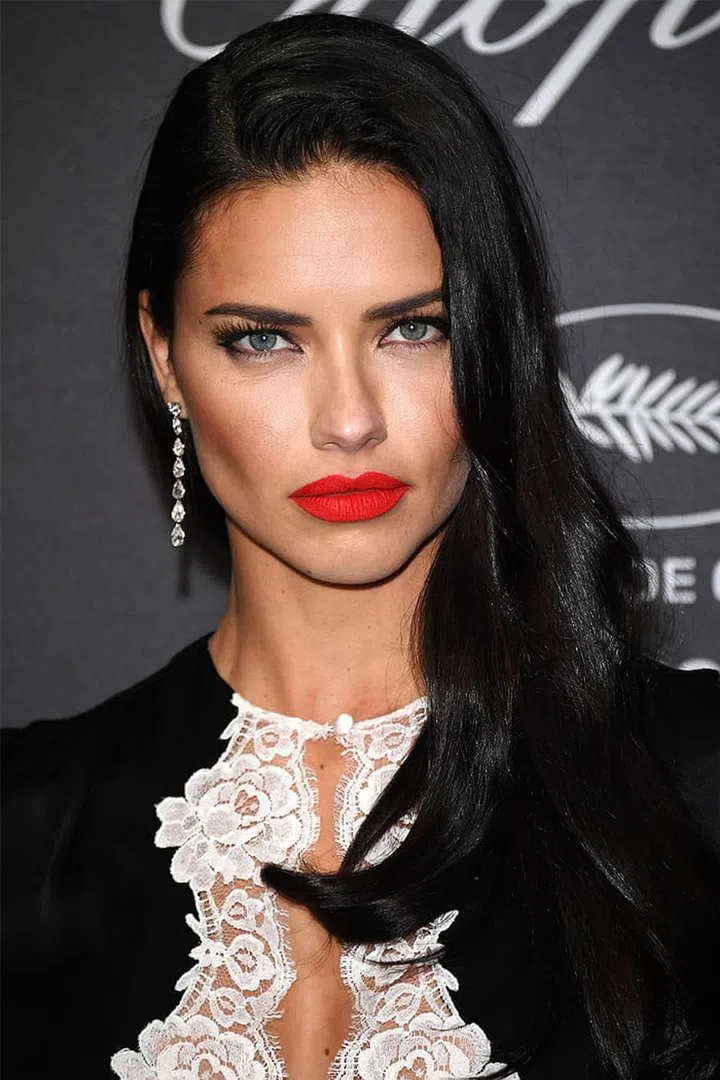 Adriana Lima's layered waves and side part are perfect for a night out.