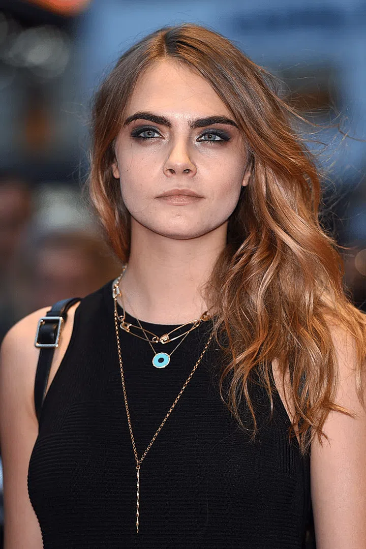 Cara goes back to her signature plain makeup and smokey eyes.
