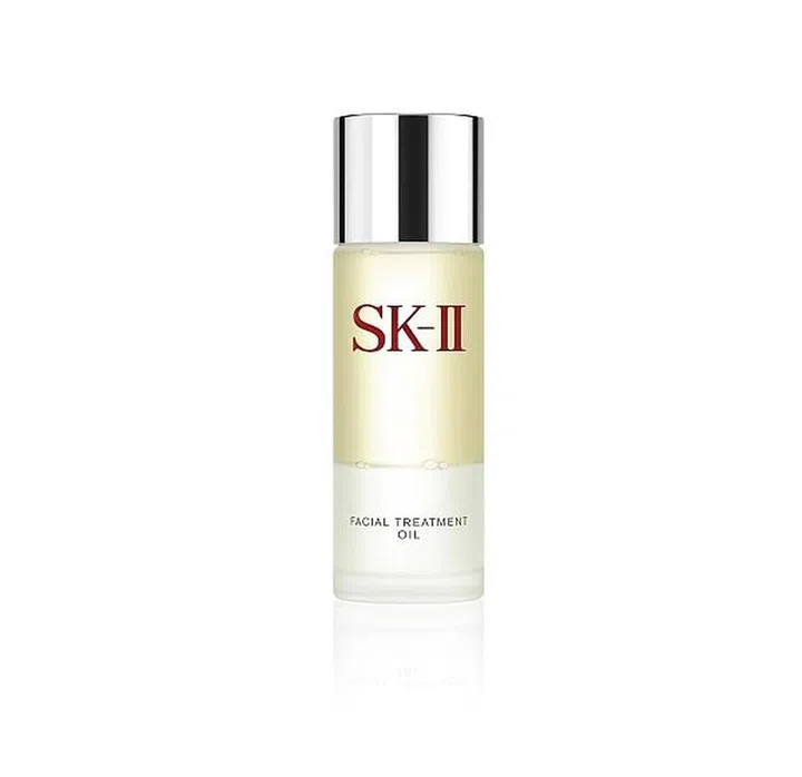 This special formula of Pitera and its plant-enriched Nourishing Oil Complex targets dry skin caused by extreme weather conditions.
