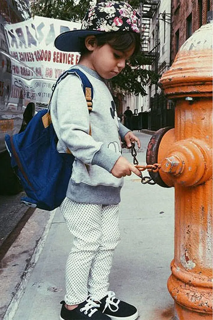 Lucas follows in his stylish mom's footsteps with perfectly-accessorized outfits.
Follow @lilliesandleon.Photo: Instagram