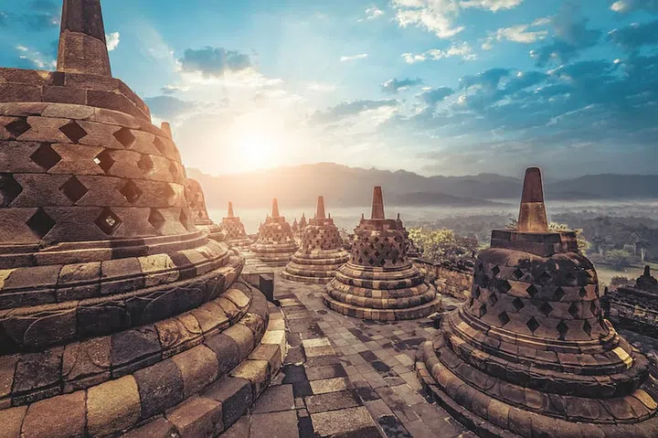 Amazing view of stone stupas at ancient Borobudur Buddhist temple against beautiful landscape on background. Great religious architecture. Magelang, Central Java, Indonesia. (Photo: 123rf)