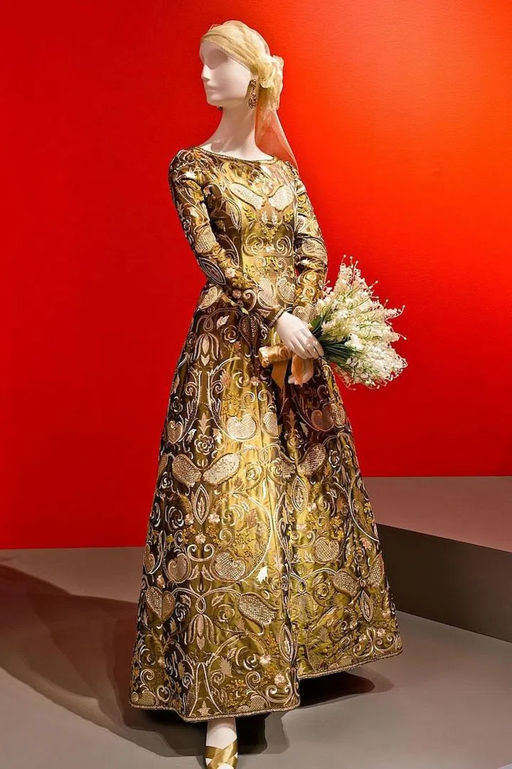 Oscar de la Renta for Pierre Balmain, Evening Dress, fall/winter 1998–99, silk taffeta with bead, sequin, and metallic-thread embroidery, and chenille yarn, Texas Fashion Collection, University of North Texas, gift of Mercedes Bass.

