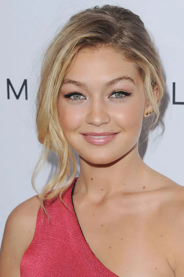The model recently posted a story showing how to make crèpes filled with Nutella , mint chocolate chip ice cream. More of that, please. Username: itsgigihadid