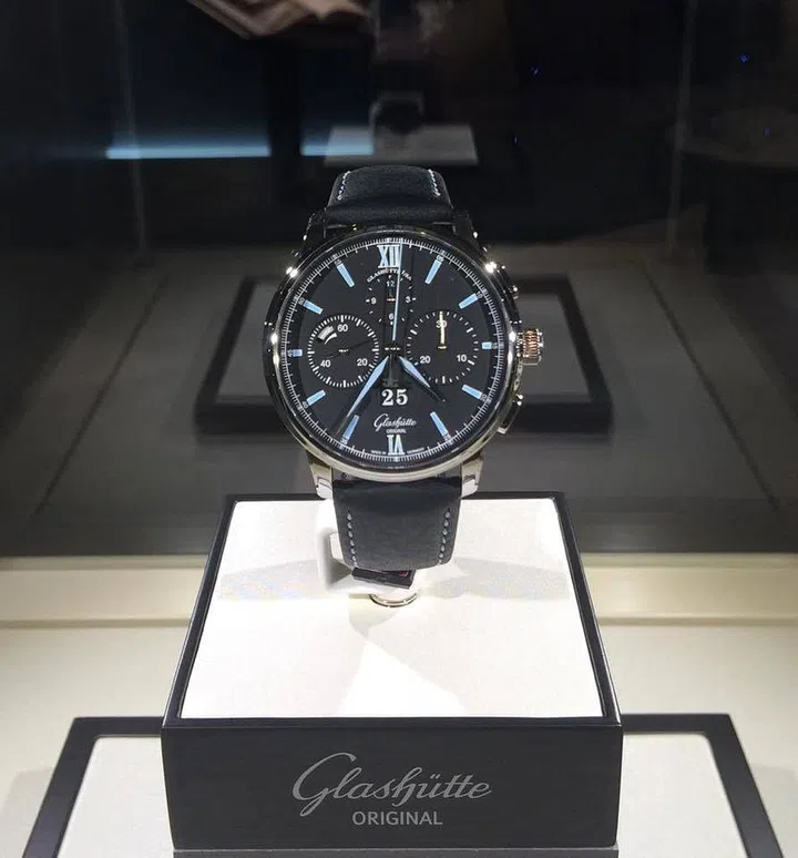 The Senator Chronograph Panorama Date's blue Super-LumiNova that lights up beautifully against its black dial