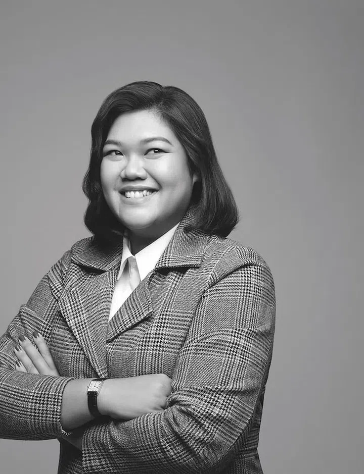 Siti wears coat, from JUNAROSE. Shirt, Siti’s own. Watch, stylist’s own. (Photo: Wee Khim)