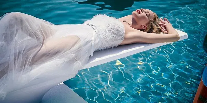 The face of JOY
by Dior, Jennifer Lawrence takes the plunge at the campaign shoot directed by American filmmaker and producer, Francis Lawrence